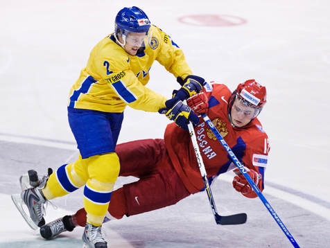Eric Moe, Sverige, tacklar Anton Korolev, Ryssland