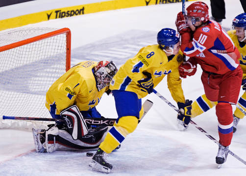 Medan Jhonas Enroth, målvakt, Sverige, räddar ett skott