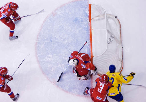 Mikael Backlund, Sverige, gör det avgörande 2-1-målet