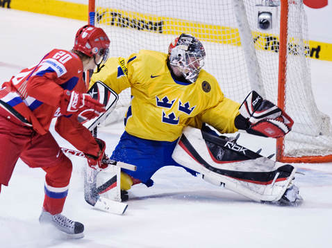 Jhonas Enroth, målvakt, Sverige, räddar ett skott från