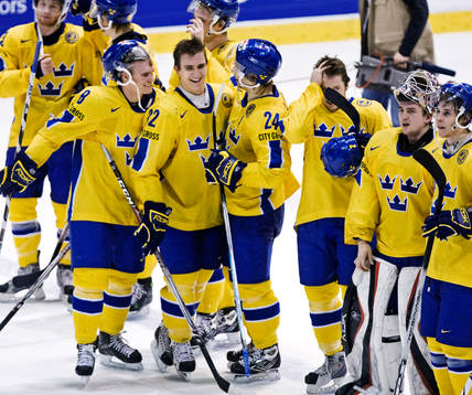 Oscar Eklund och Tomas Larsson gratulerar Mikael Backlund