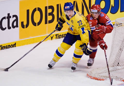 Mikael Backlund, Sverige, är steget före Maxim Mamin,