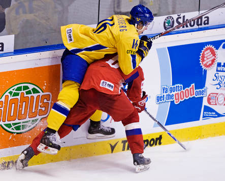 Tobias Forsberg, Sverige, hänger över Marat Kalimulin,