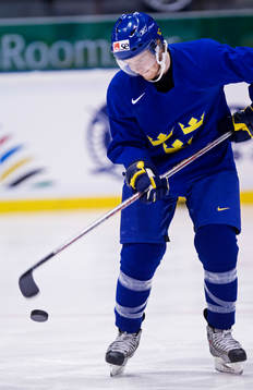 Robin Figren trollar med pucken