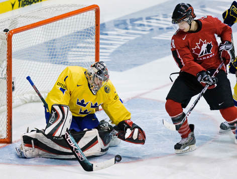 Målskytten Claude Giroux, Kanada, tar sig inte förbi