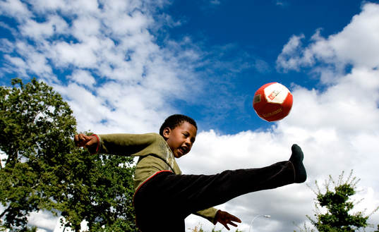 En liten kille med en boll