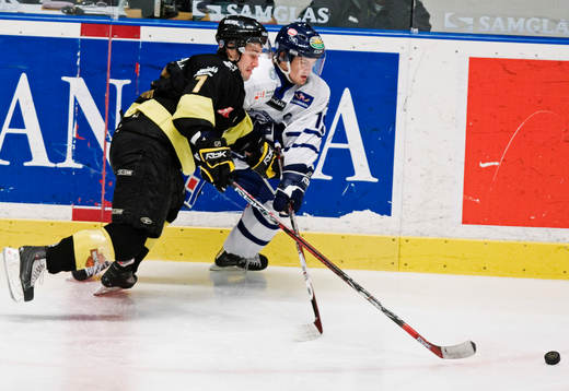 Daniel Ström, AIK, och Magnus Hedlund, Leksand, i kamp om