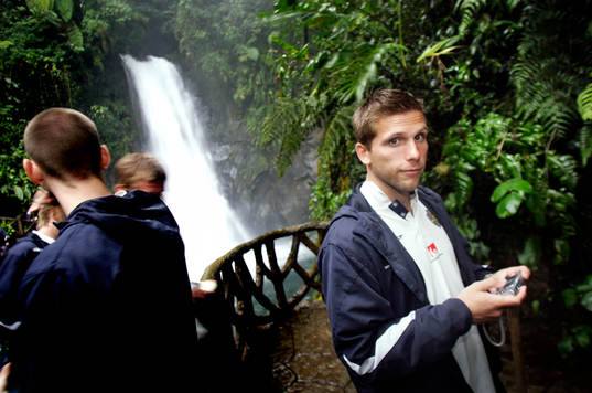 På besök vid Laz Paz Waterfalls Gardens y RioSarapiqui.