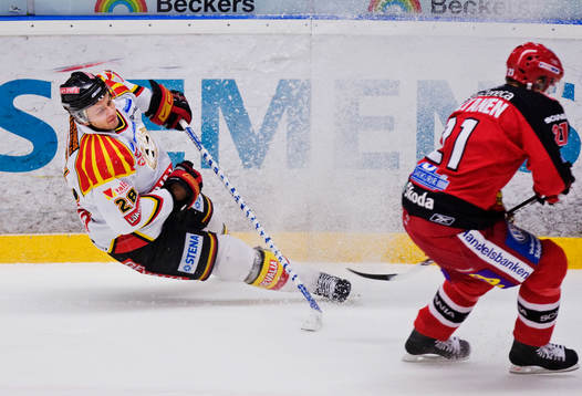 I en närkamp med Jarno Kultanen, Södertälje, tappar