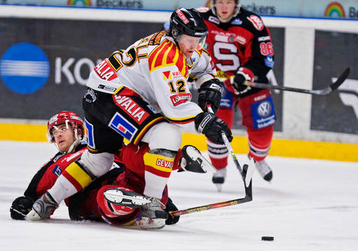 Andreas Dackell, Brynäs, trampar förbi Quinn Hancock,