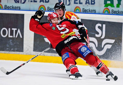 Quinn Hancock, Södertälje, dras ner av Lars Erik Spets,