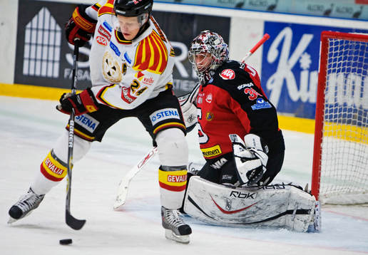 Mads Hansen, Brynäs, är nära att göra mål på Björn