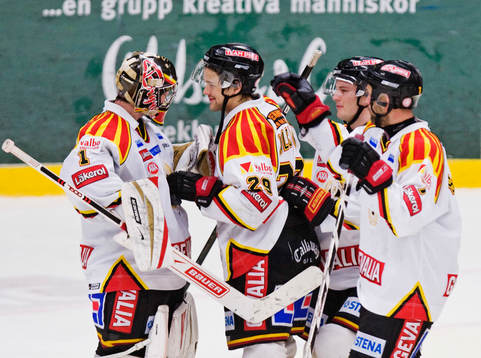 Johan Alcén, gratulerar Markus Korhonen, målvakt, till