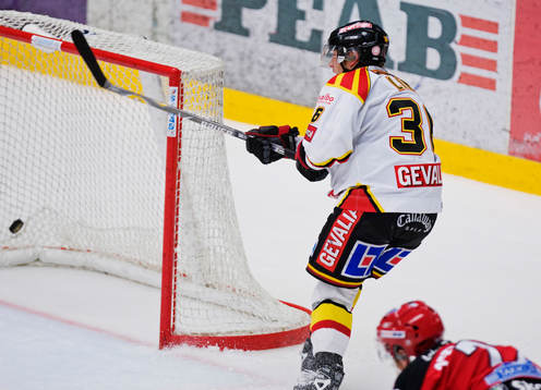 Mikael Lind, Brynäs, gör det avgörande 1-3-målet i tom