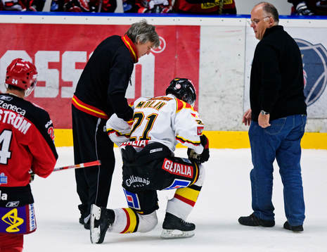 Ove Molin, Brynäs, fick en rejäl smäll i huvudet och