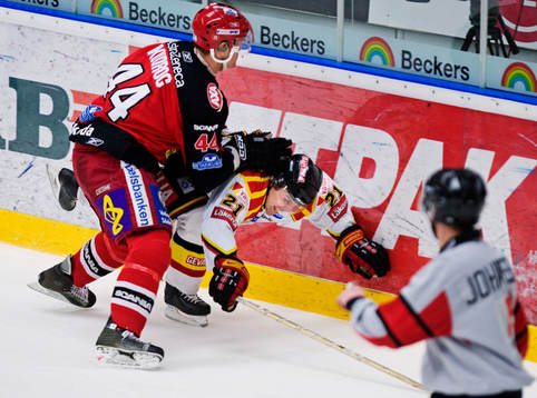 Ove Molin, Brynäs, blir tacklad av Kristian Kudroc,