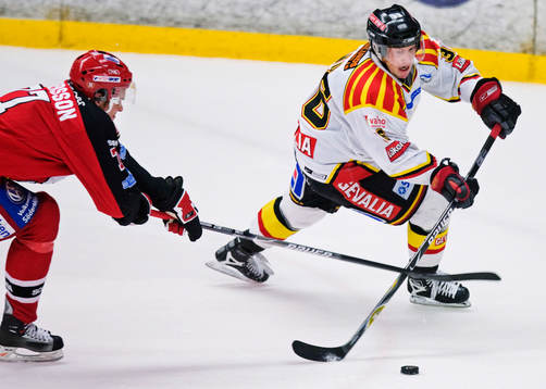 Mikael Lind, Brynäs, tar sig förbi Stefan Pettersson,
