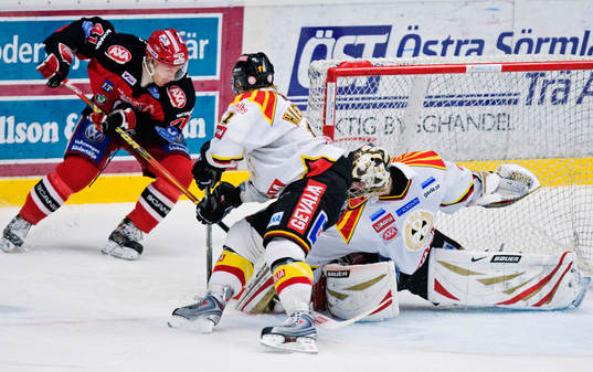 Stefan Gråhns, Södertälje, snurrar runt Brynäs mål
