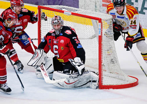 Mathias Månsson, Brynäs, försöker få in pucken bakom