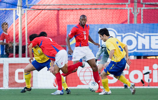 Alonso Solis klackar bollen till Paulo Wanchope, Costa Rica