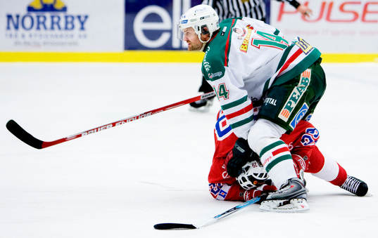 Mikael Gath, Rögle, trycker ner en spelare i Borås HC