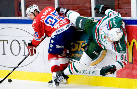 Jonas Nilsson, Borås, tacklar ner Andrée Persson, Rögle