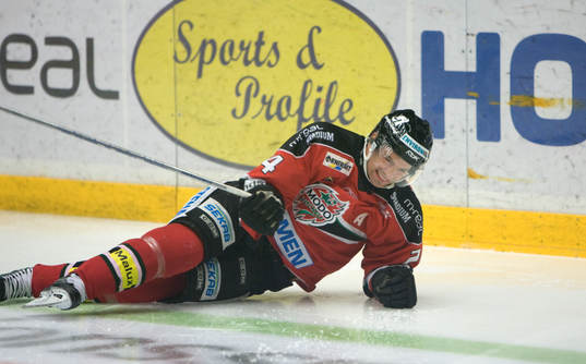 Niklas Sundström, Modo kraschar in i sargen med huvudet