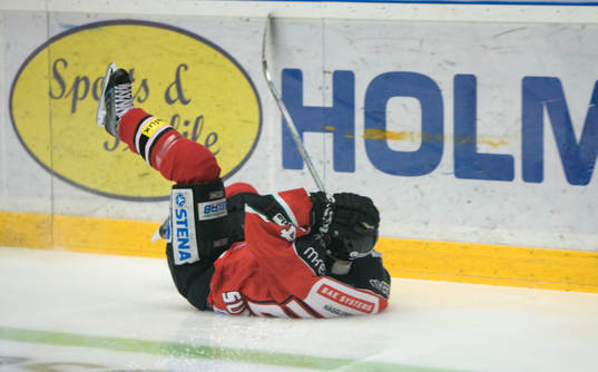 Niklas Sundström, Modo kraschar in i sargen med huvudet