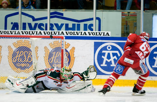 Petr Tenkrat, Timrå skjuter på Ari Ahonen, Målvakt