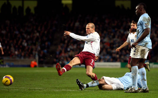 Fredrik Ljungberg, West Ham, skott på mål