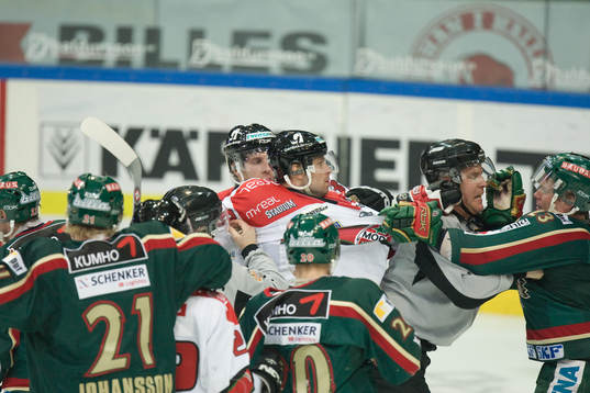 Magnus Wernblom och Ronnie Sundin pucklar på varandra