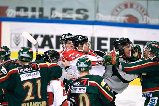 Magnus Wernblom och Ronnie Sundin pucklar på varandra