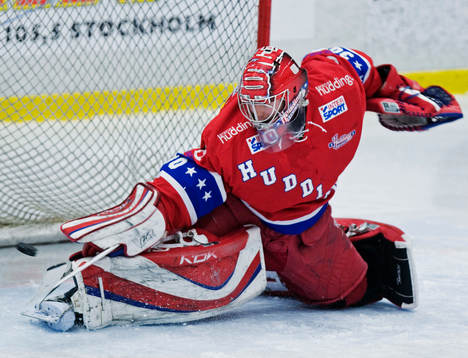 Pontus Sjögren, målvakt, Huddinge, räddar ett skott