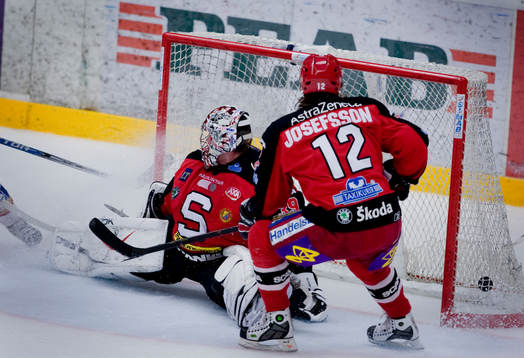 Pucken går i nät bakom Björn Bjurling, målvakt,