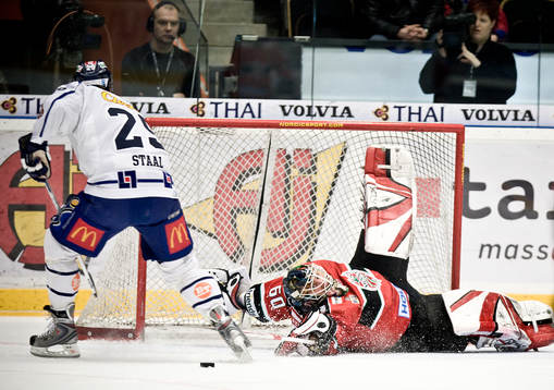Karol Krizan, Målvakt Modo räddar Kim Staals målchans