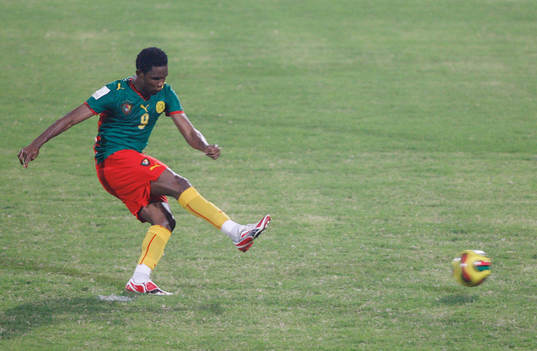 Samuel Eto'o, Kamerun, gör mål på straff