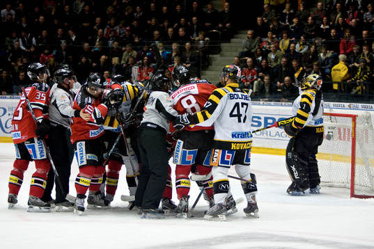 Vild slagsmål mellan Modo och Skellefteå