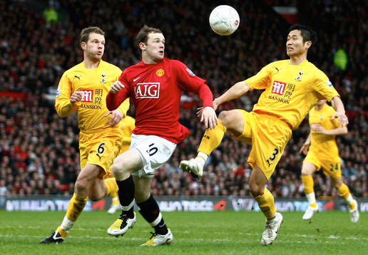 Wayne Rooney mellan Lee Young-Pyo och Teemu Tainio