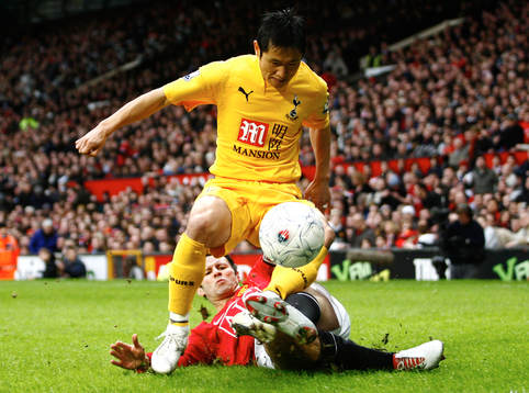 Ryan Giggs, liggande och Lee Young-Pyo