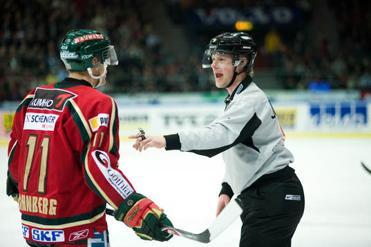 Magnus Kahnberg, Frölunda snackar med domaren. Domare,