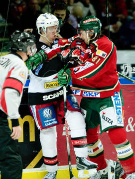 Andreas Holmqvist i Frölunda fajtas