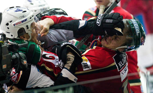 Michael Holmqvist i Frölunda fajtas mot Kristian Kudroc i