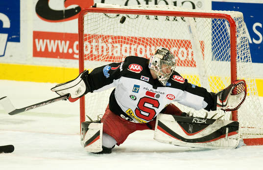 Jhonas Enroth, målvakt, släpper in sin andra puck för