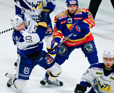 Morten Ask, Djurgården, trycker till Andreas Jämtin, HV71
