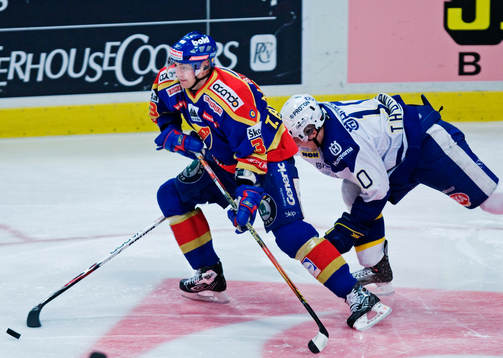 David Printz, Djurgården, vinner kampen om pucken mot
