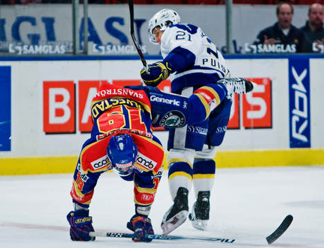 Jimmie Ölvestad, Djurgården, blir tacklad av Pasi