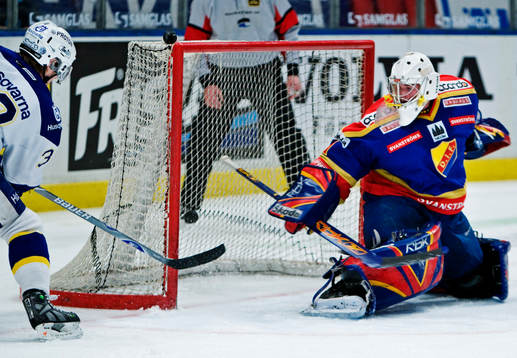 Jari Kauppila, HV71, gör mål på Daniel Larsson,