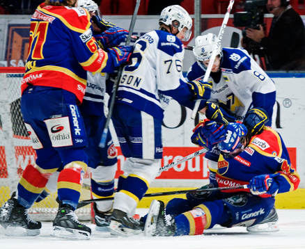 Johan Davidsson, HV71, och Daniel Grillfors, HV71, trycker