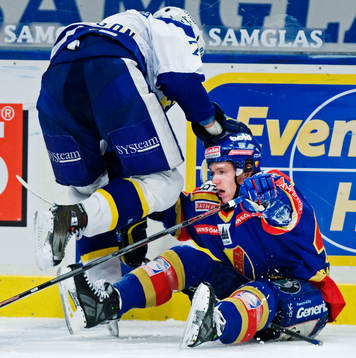 Johan Davidsson, HV71, trycker ner Nicklas Danielsson,