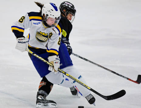 Satu Tuominen, Espoo, blir tacklad av Emelie Berggren, AIK